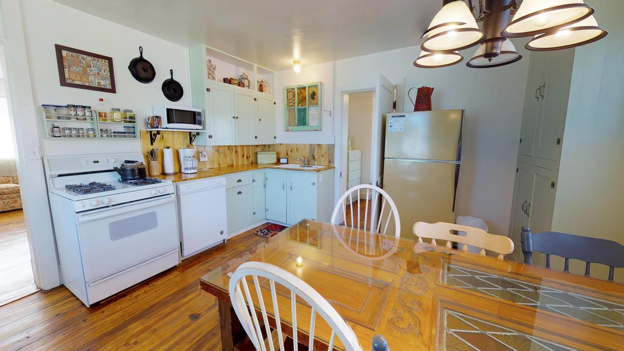 Hot Tub And Grandma'S Cottage, Charming And Nostalgic Blanding Bagian luar foto