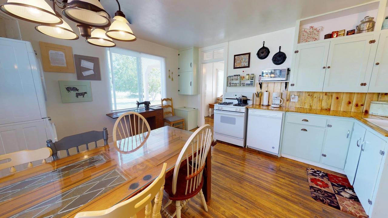 Hot Tub And Grandma'S Cottage, Charming And Nostalgic Blanding Bagian luar foto