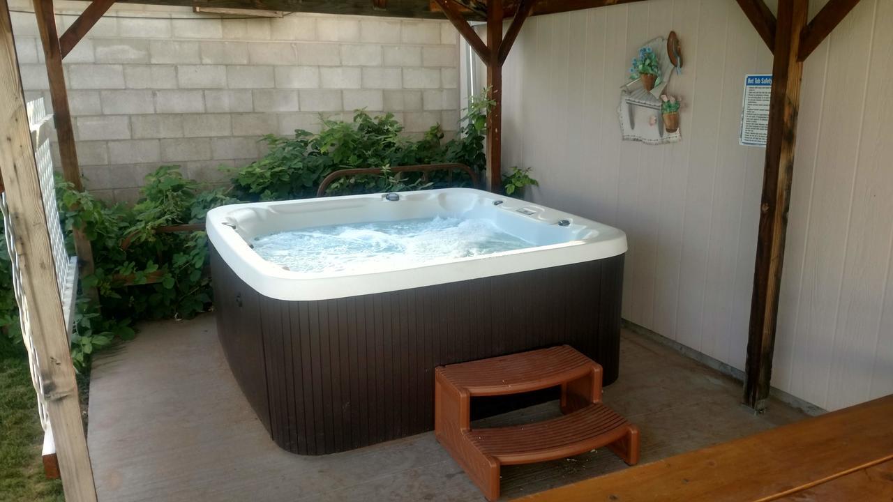 Hot Tub And Grandma'S Cottage, Charming And Nostalgic Blanding Bagian luar foto